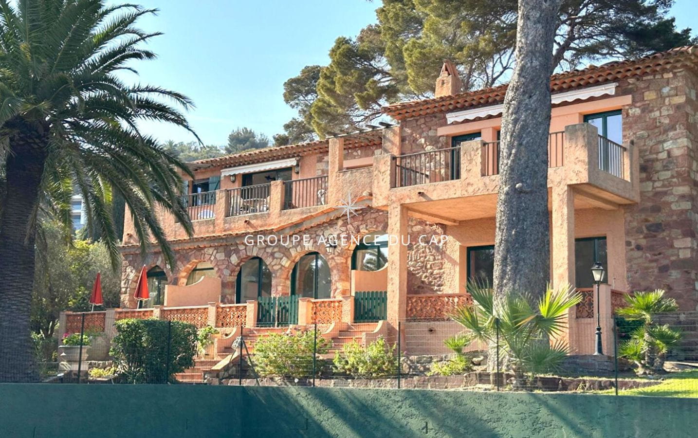 VILLA DE VACANCES AVEC 20 LOGEMENTS EN BORD DE MER TENNIS ET PISCINE, AUX ISSAMBRES Image 3