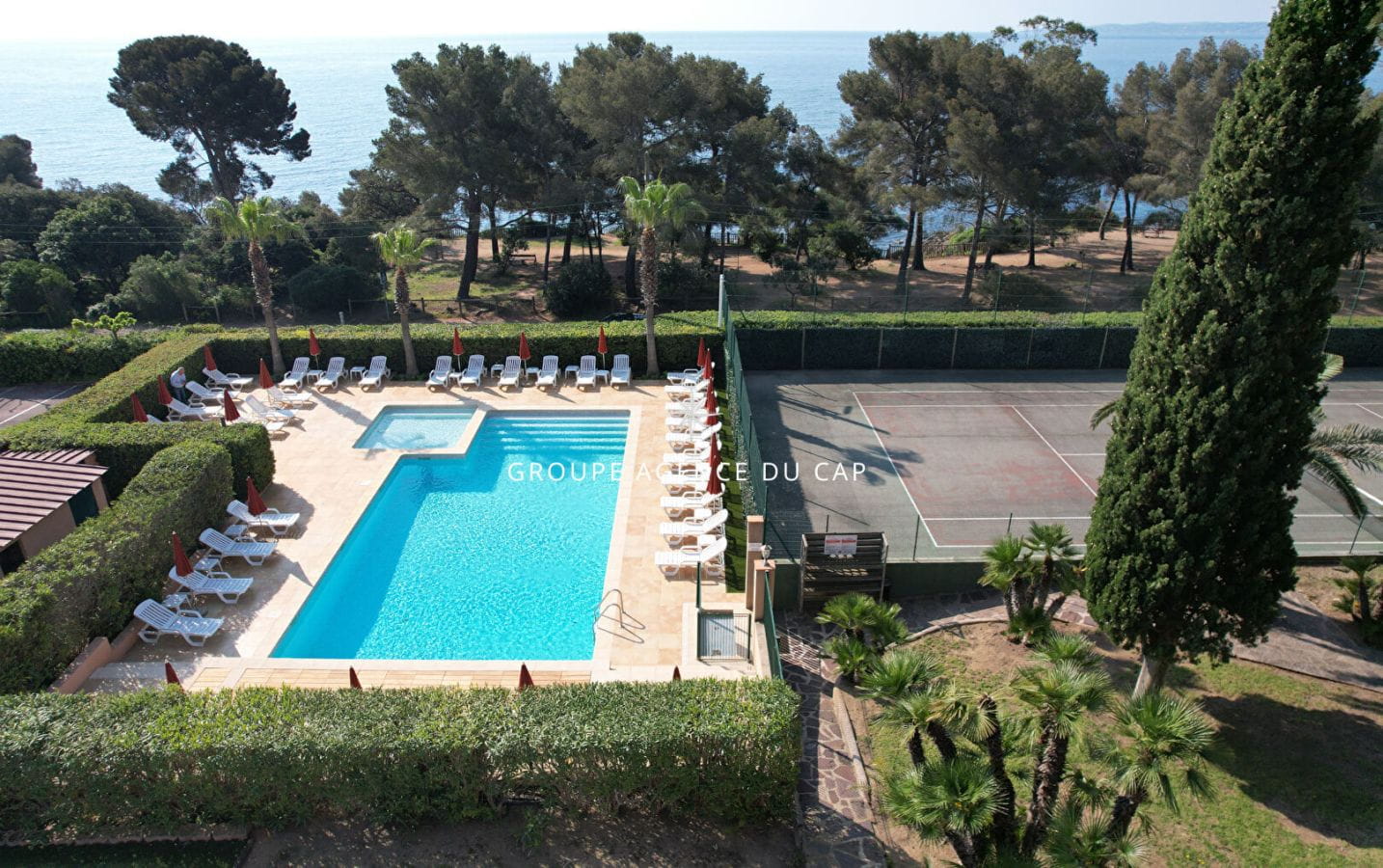 VILLA DE VACANCES AVEC 20 LOGEMENTS EN BORD DE MER TENNIS ET PISCINE, AUX ISSAMBRES Image 4