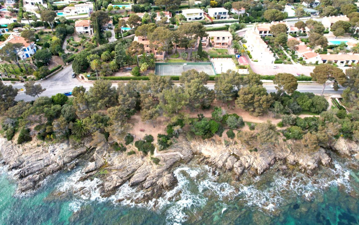 VILLA DE VACANCES AVEC 20 LOGEMENTS EN BORD DE MER TENNIS ET PISCINE, AUX ISSAMBRES Image 6