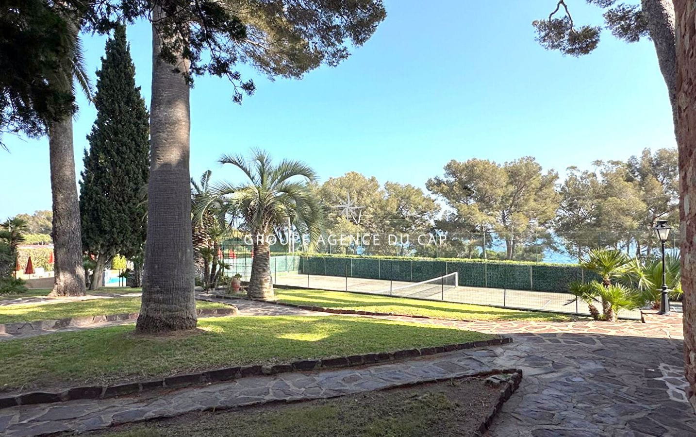 VILLA DE VACANCES AVEC 20 LOGEMENTS EN BORD DE MER TENNIS ET PISCINE, AUX ISSAMBRES Image 7