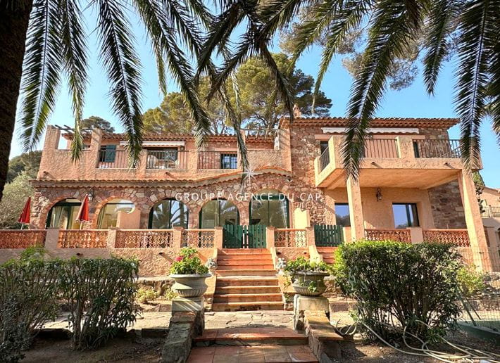 VILLA DE VACANCES AVEC 20 LOGEMENTS EN BORD DE MER TENNIS ET PISCINE, AUX ISSAMBRES