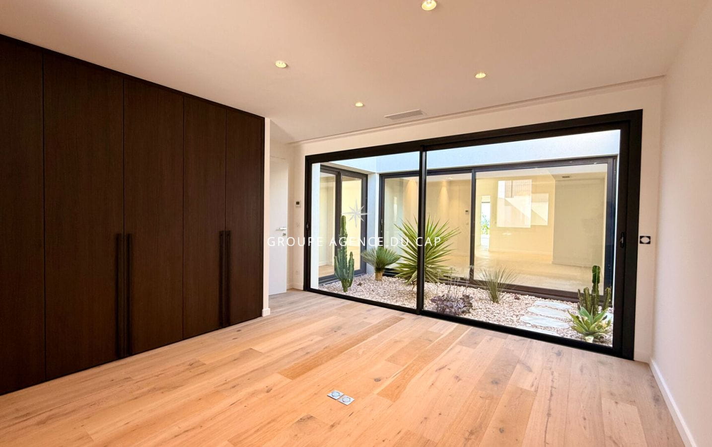 PROPERTY WITH PANORAMIC SEA VIEW, 7 BEDROOMS, POOL, TRIPLE GARAGE, IN LES ISSAMBRES Image 10