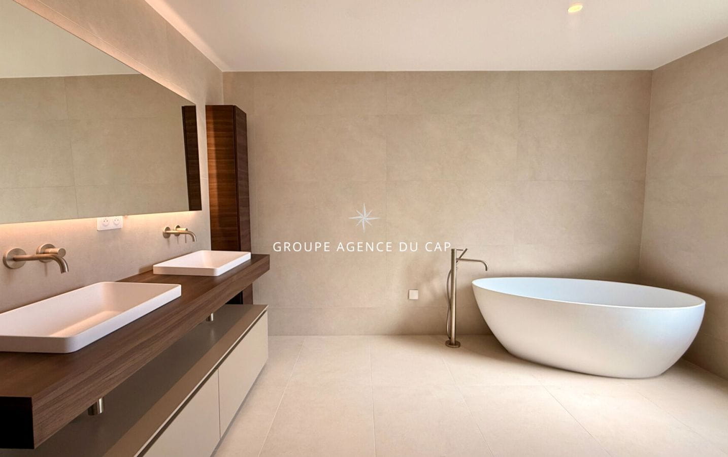 PROPERTY WITH PANORAMIC SEA VIEW, 7 BEDROOMS, POOL, TRIPLE GARAGE, IN LES ISSAMBRES Image 13