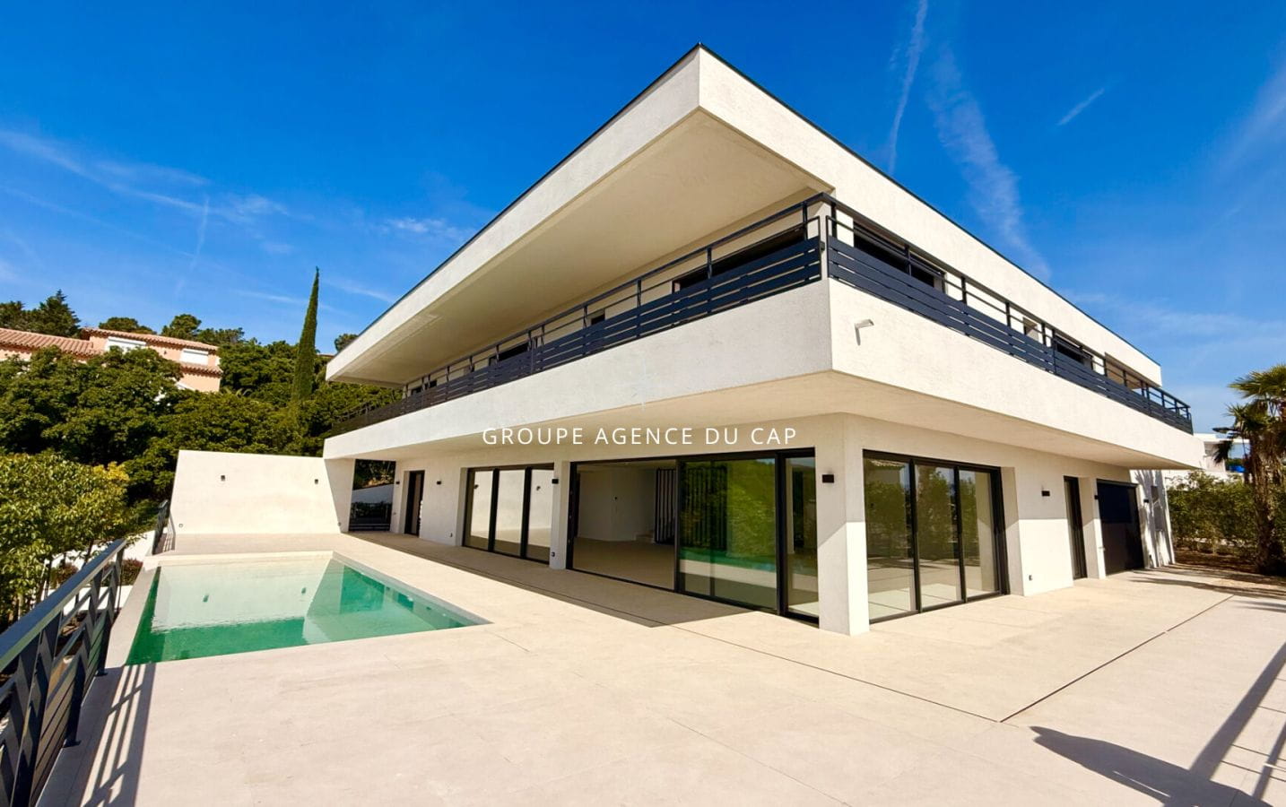 PROPERTY WITH PANORAMIC SEA VIEW, 7 BEDROOMS, POOL, TRIPLE GARAGE, IN LES ISSAMBRES Image 2