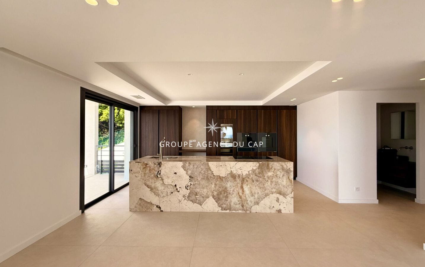 PROPERTY WITH PANORAMIC SEA VIEW, 7 BEDROOMS, POOL, TRIPLE GARAGE, IN LES ISSAMBRES Image 3