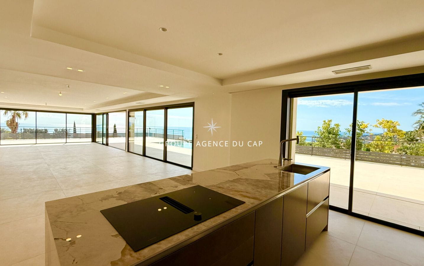 PROPERTY WITH PANORAMIC SEA VIEW, 7 BEDROOMS, POOL, TRIPLE GARAGE, IN LES ISSAMBRES Image 4