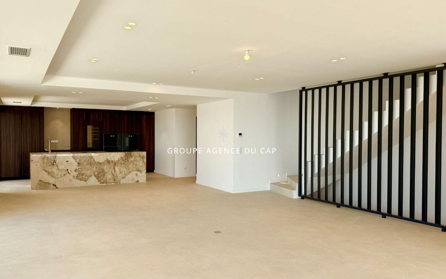 PROPERTY WITH PANORAMIC SEA VIEW, 7 BEDROOMS, POOL, TRIPLE GARAGE, IN LES ISSAMBRES Image 5