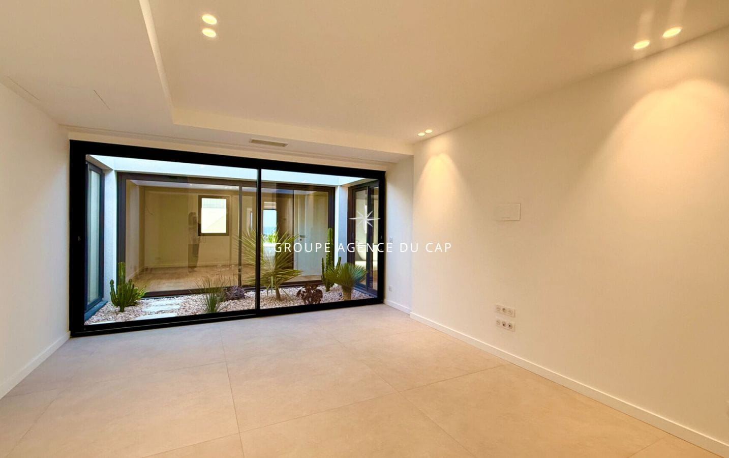 PROPERTY WITH PANORAMIC SEA VIEW, 7 BEDROOMS, POOL, TRIPLE GARAGE, IN LES ISSAMBRES Image 8