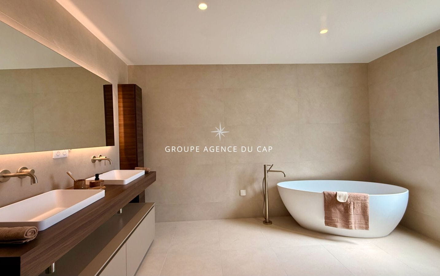 VILLLA VUE MER PANORAMIQUE 7 CHAMBRES PISCINE TRIPLE GARAGE, AUX ISSAMBRES Image 13