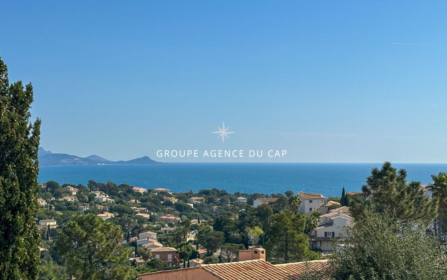 À VENDRE VILLA À RENOVER VUE MER 6 PIÈCES PISCINE GARAGE, AUX ISSAMBRES Image 0