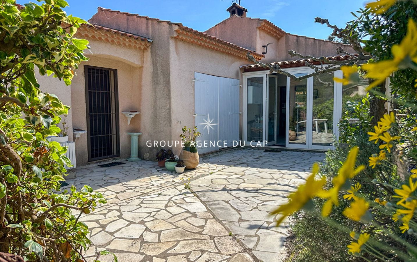 À VENDRE VILLA À RENOVER VUE MER 6 PIÈCES PISCINE GARAGE, AUX ISSAMBRES Image 4