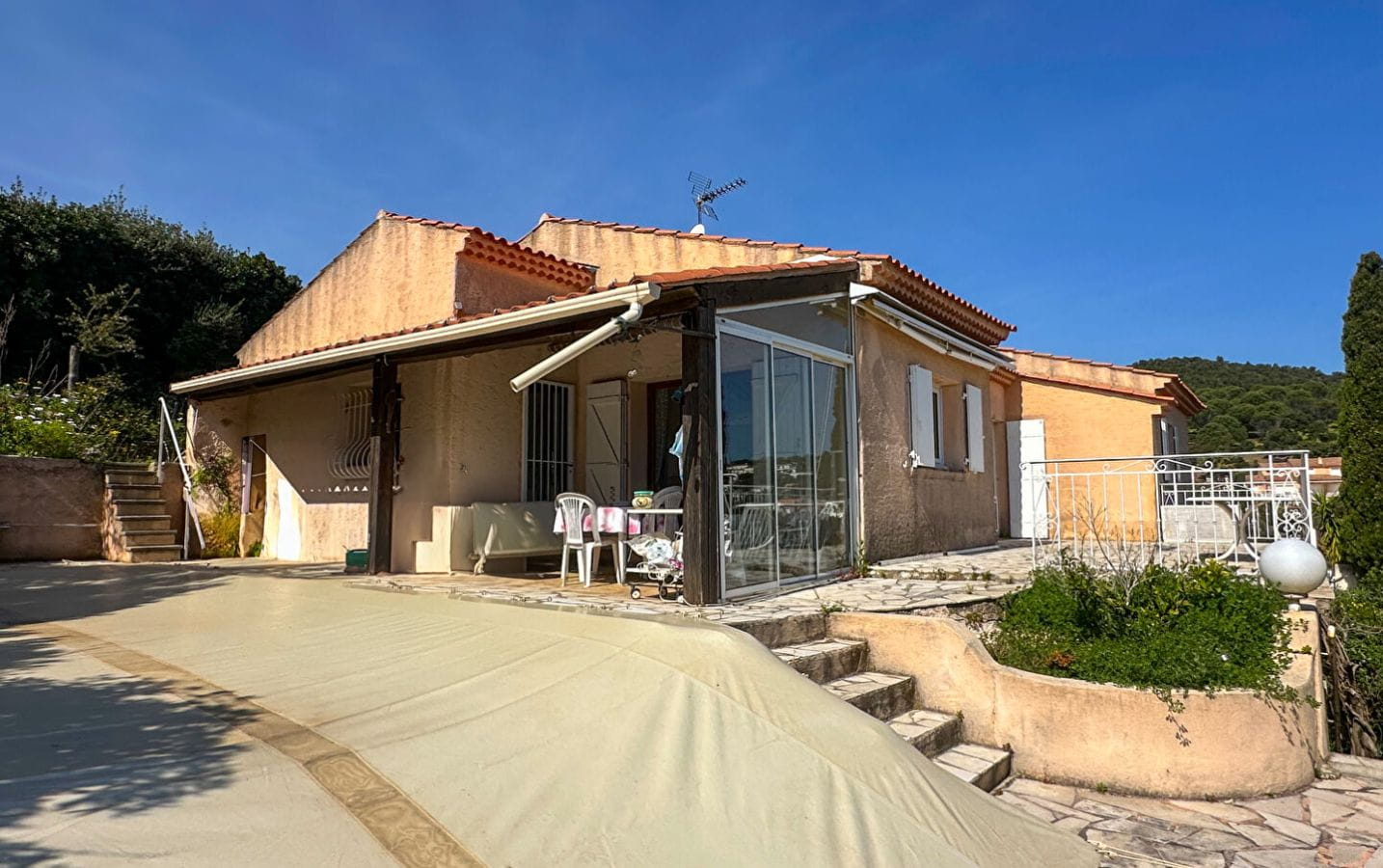 FOR SALE VILLA TO RENOVATE SEA VIEW 6 ROOMS POOL GARAGE LES ISSAMBRES Image 2