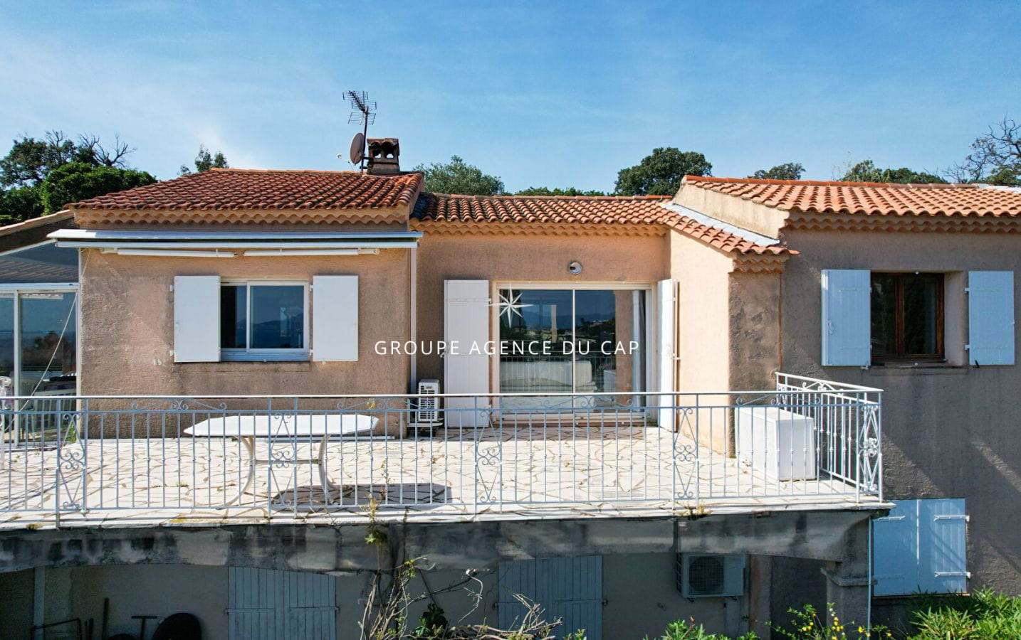 OFFRE ACCEPTEE EN ATTENTE D’UN COMPROMIS DE VENTE – À VENDRE VILLA À RENOVER VUE MER 6 PIÈCES PISCINE GARAGE, AUX ISSAMBRES Image 1