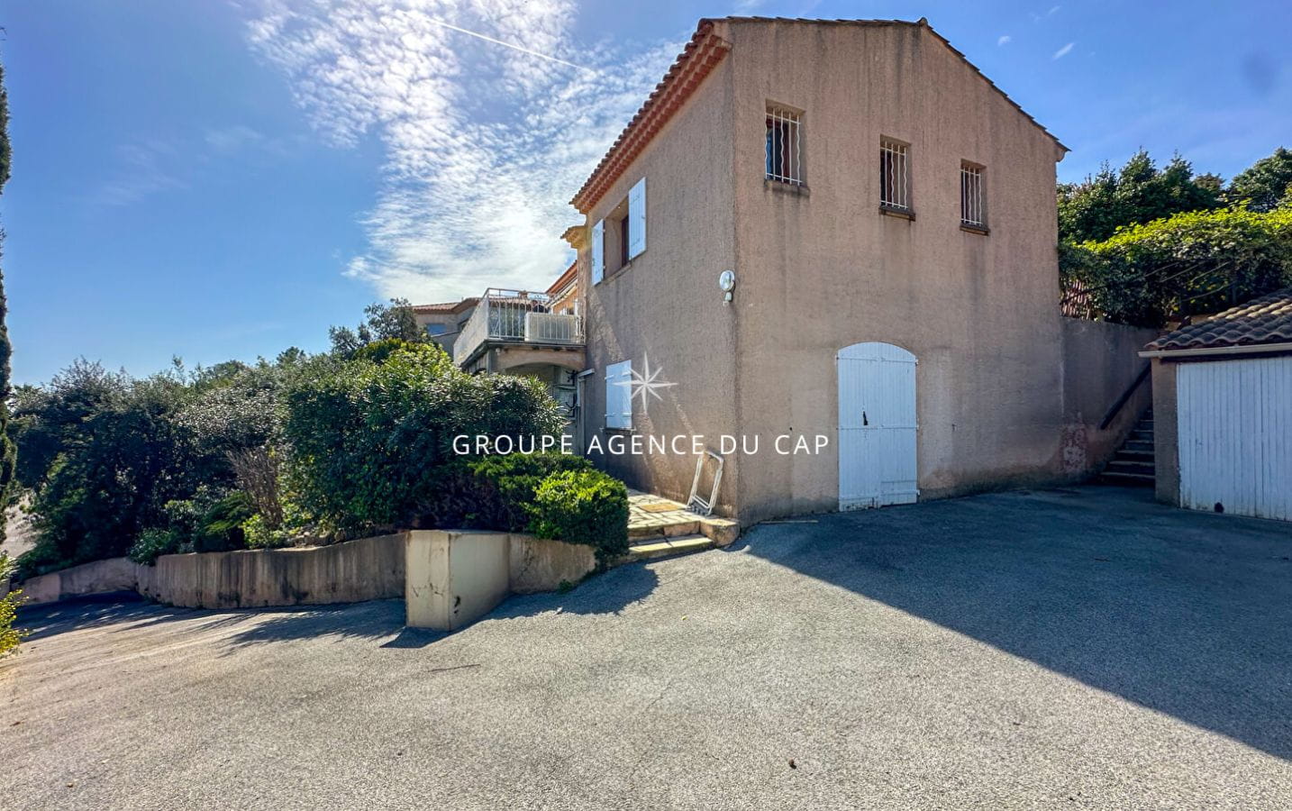 OFFRE ACCEPTEE EN ATTENTE D’UN COMPROMIS DE VENTE – À VENDRE VILLA À RENOVER VUE MER 6 PIÈCES PISCINE GARAGE, AUX ISSAMBRES Image 13
