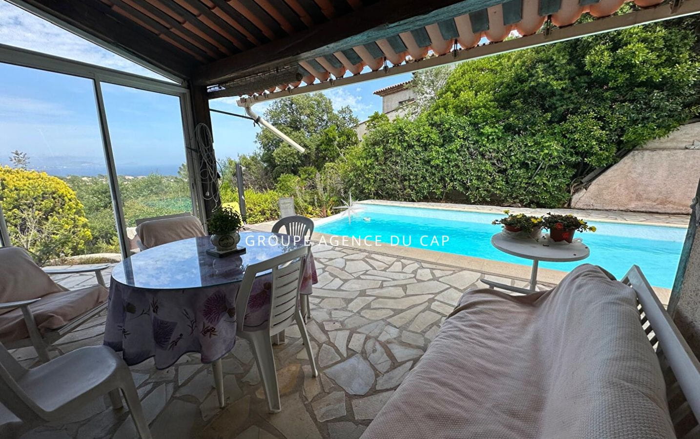 OFFRE ACCEPTEE EN ATTENTE D’UN COMPROMIS DE VENTE – À VENDRE VILLA À RENOVER VUE MER 6 PIÈCES PISCINE GARAGE, AUX ISSAMBRES Image 2