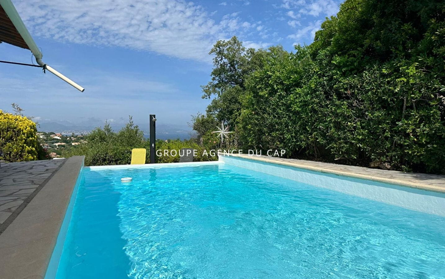 OFFRE ACCEPTEE EN ATTENTE D’UN COMPROMIS DE VENTE – À VENDRE VILLA À RENOVER VUE MER 6 PIÈCES PISCINE GARAGE, AUX ISSAMBRES Image 3