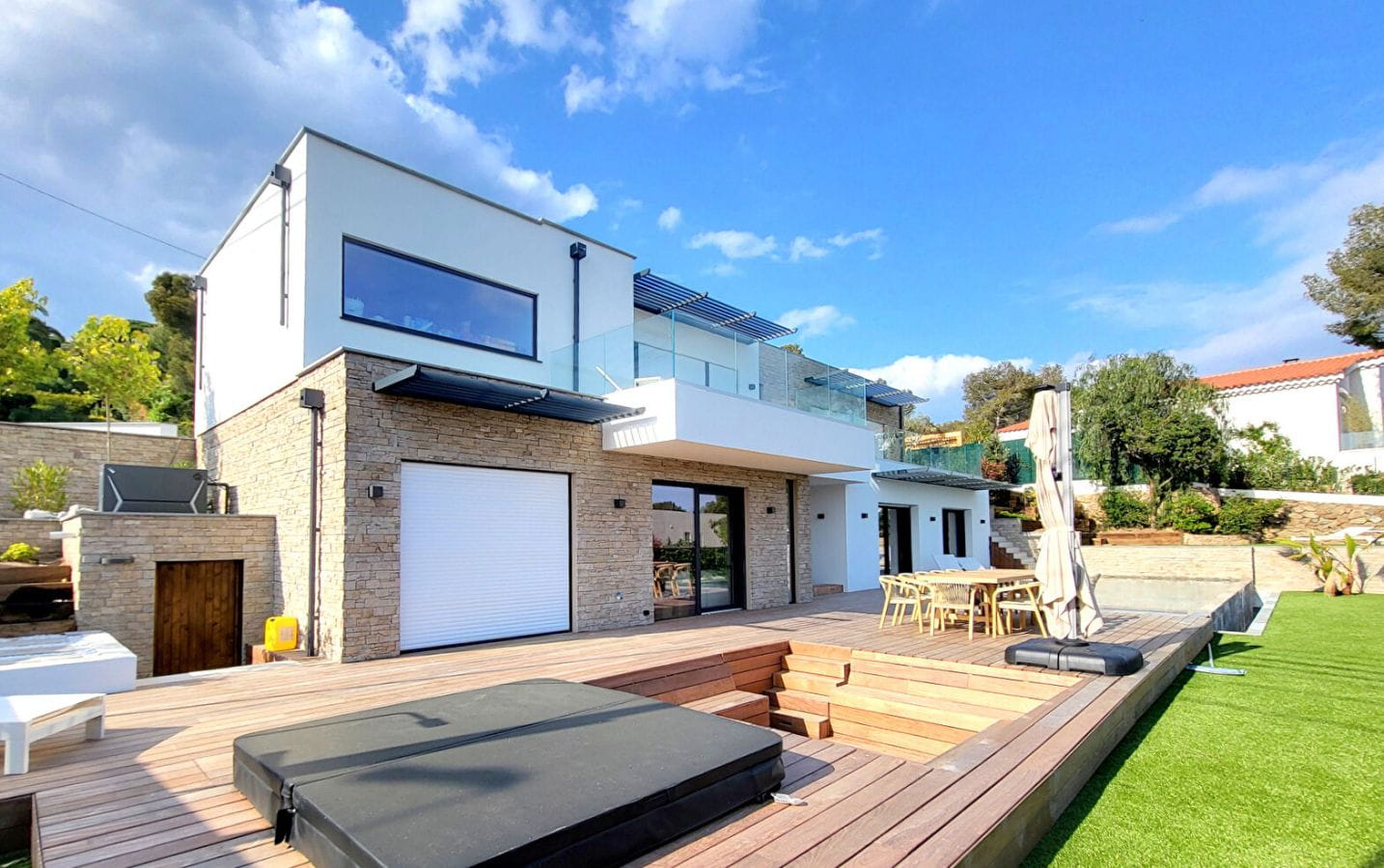 VILLA DE 260M2 AVEC VUE MER PISCINE JACUZZI,A 300 METRES DES PLAGES DES ISSAMBRES Image 2