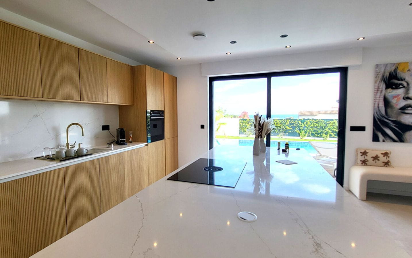 VILLA DE 260M2 AVEC VUE MER PISCINE JACUZZI,A 300 METRES DES PLAGES DES ISSAMBRES Image 7