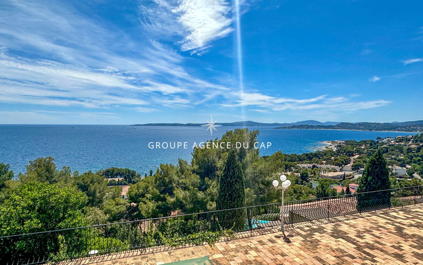 SOUS COMPROMIS -LES ISSAMBRES VILLA PROVENÇALE À RÉNOVER AVEC VUE MER PANORAMIQUE SUR LE GOLFE DE SAINT TROPEZ PISCINE GARAGE Image 1