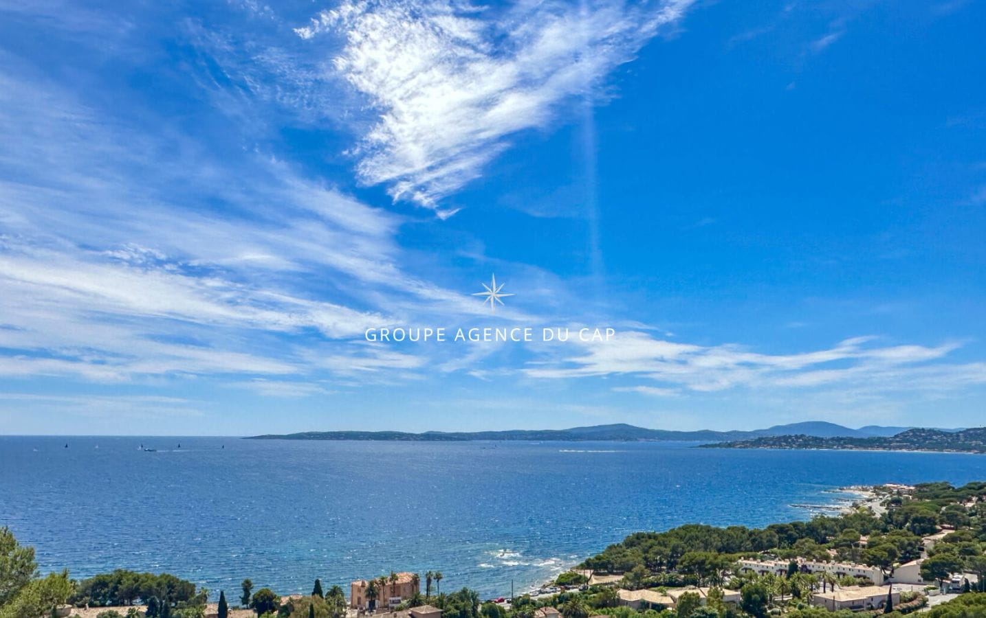 SOUS COMPROMIS -LES ISSAMBRES VILLA PROVENÇALE À RÉNOVER AVEC VUE MER PANORAMIQUE SUR LE GOLFE DE SAINT TROPEZ PISCINE GARAGE Image 0