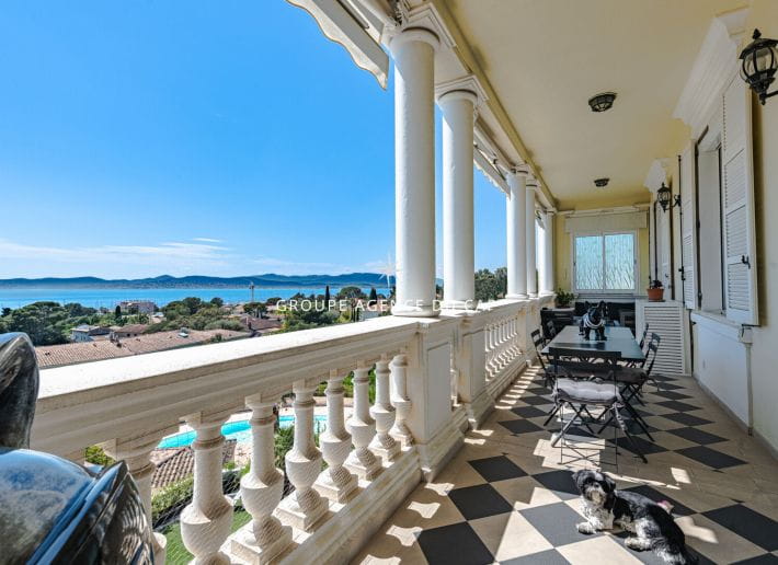 SUPERBE VUE MER APPARTEMENT D’EXCEPTION, 3 CHAMBRES, TERRASSE , PISCINE, A PIED DU PORT SANTA LUCIA SAINT RAPHAEL