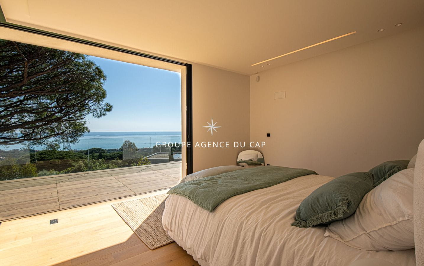 Exceptional contemporary villa? Panoramic sea view? Sainte-Maxime Image 6