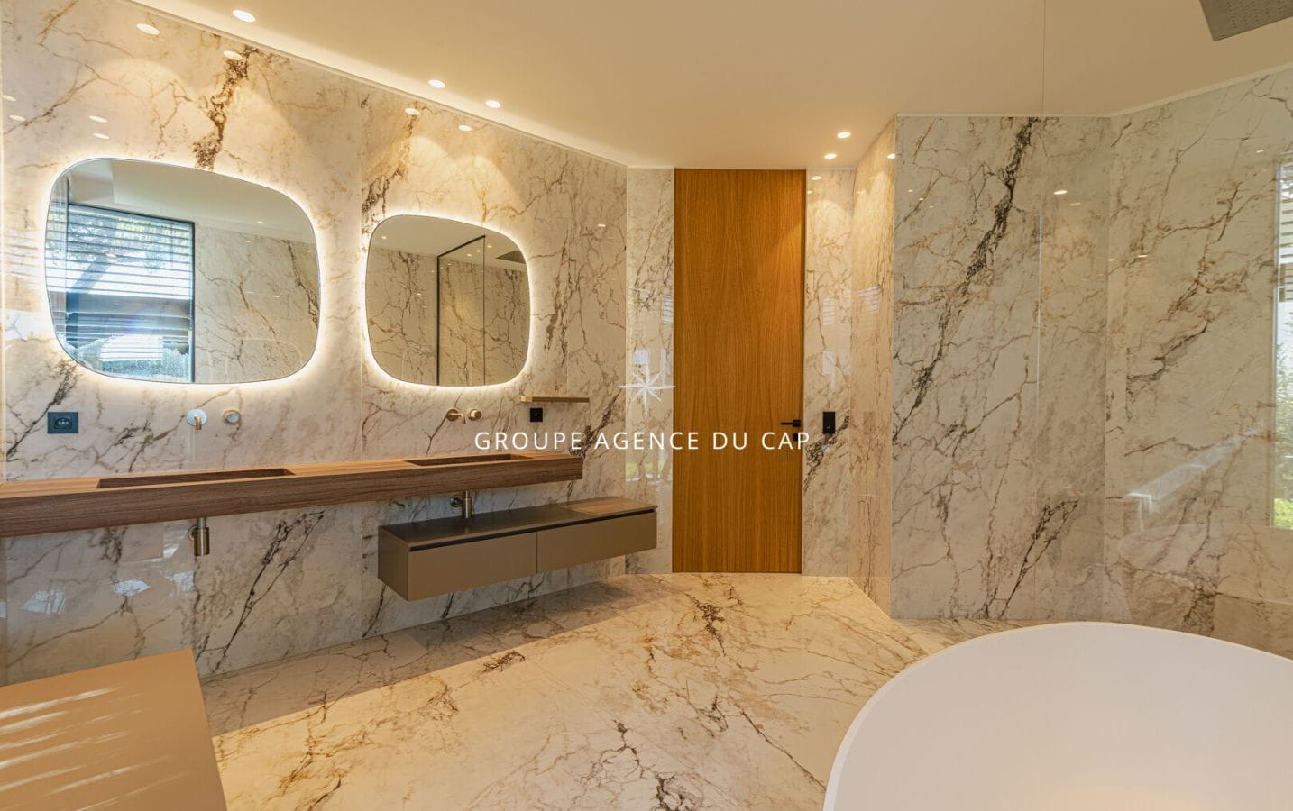 Exceptional contemporary villa? Panoramic sea view? Sainte-Maxime Image 9