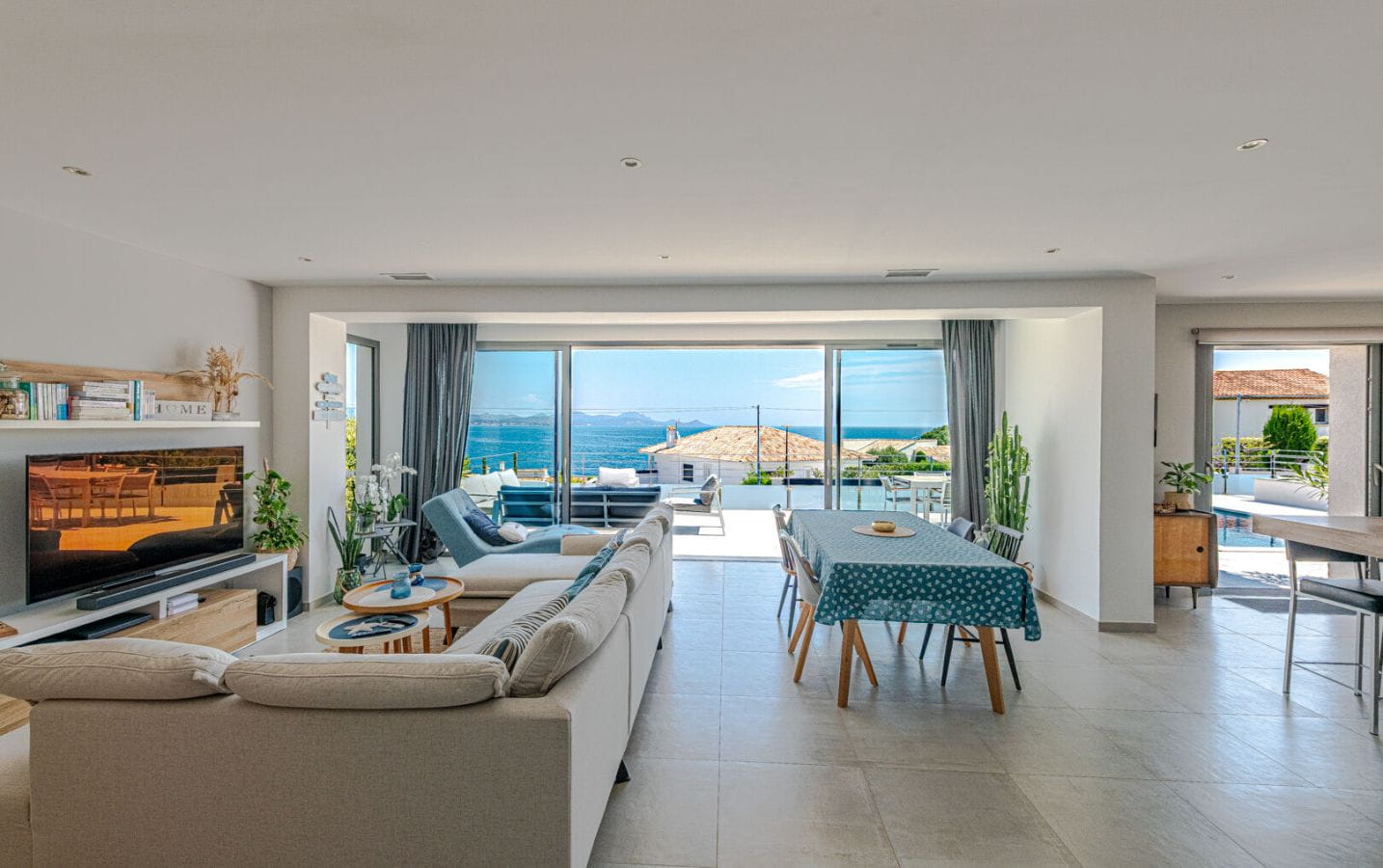 RENOVATED CONTEMPORARY VILLA SUPERB SEA VIEW POOL GARAGE Image 6