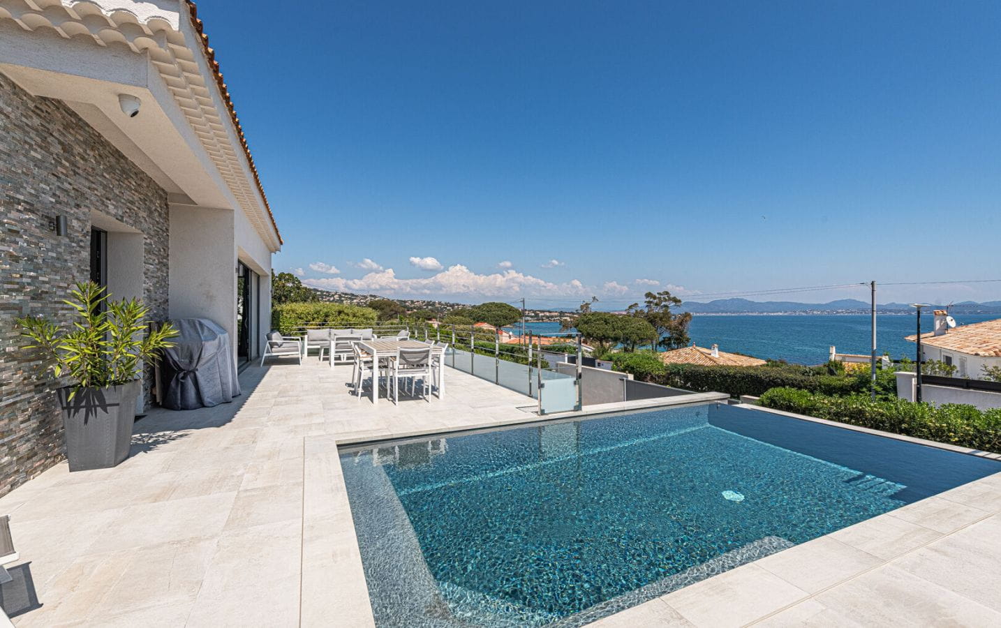 RENOVATED CONTEMPORARY VILLA SUPERB SEA VIEW POOL GARAGE Image 8