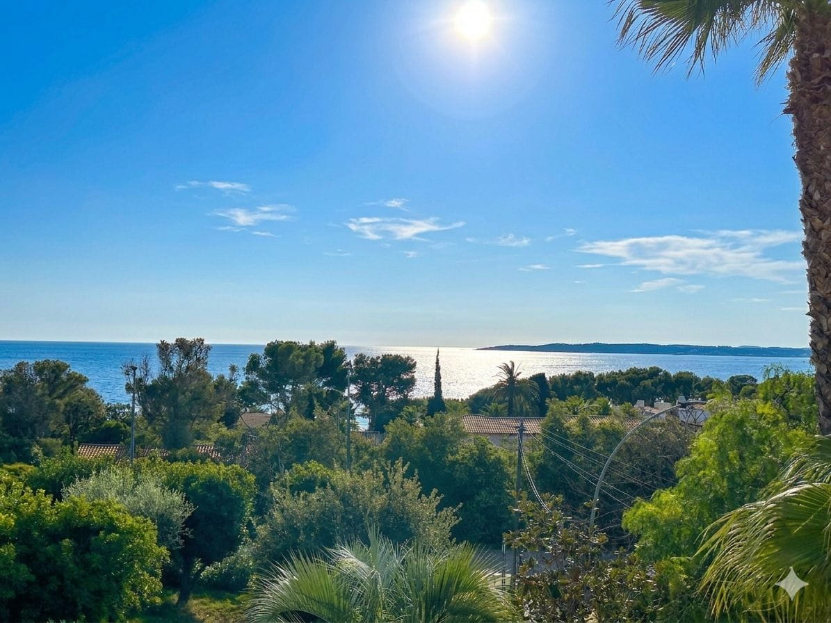 À VENDRE VILLA 6 PIÈCES 4 CHAMBRES PISCINE GARAGE VUE MER EXPOSÉE SUD COMMERCES ET MER À PIED Image 1