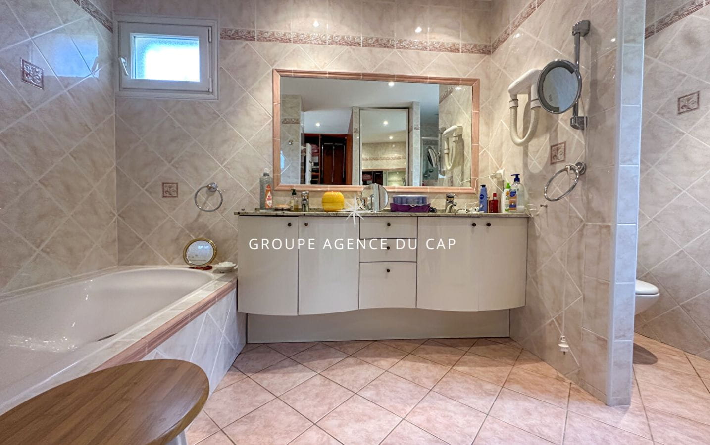 À VENDRE VILLA 6 PIÈCES 4 CHAMBRES PISCINE GARAGE VUE MER EXPOSÉE SUD COMMERCES ET MER À PIED Image 12