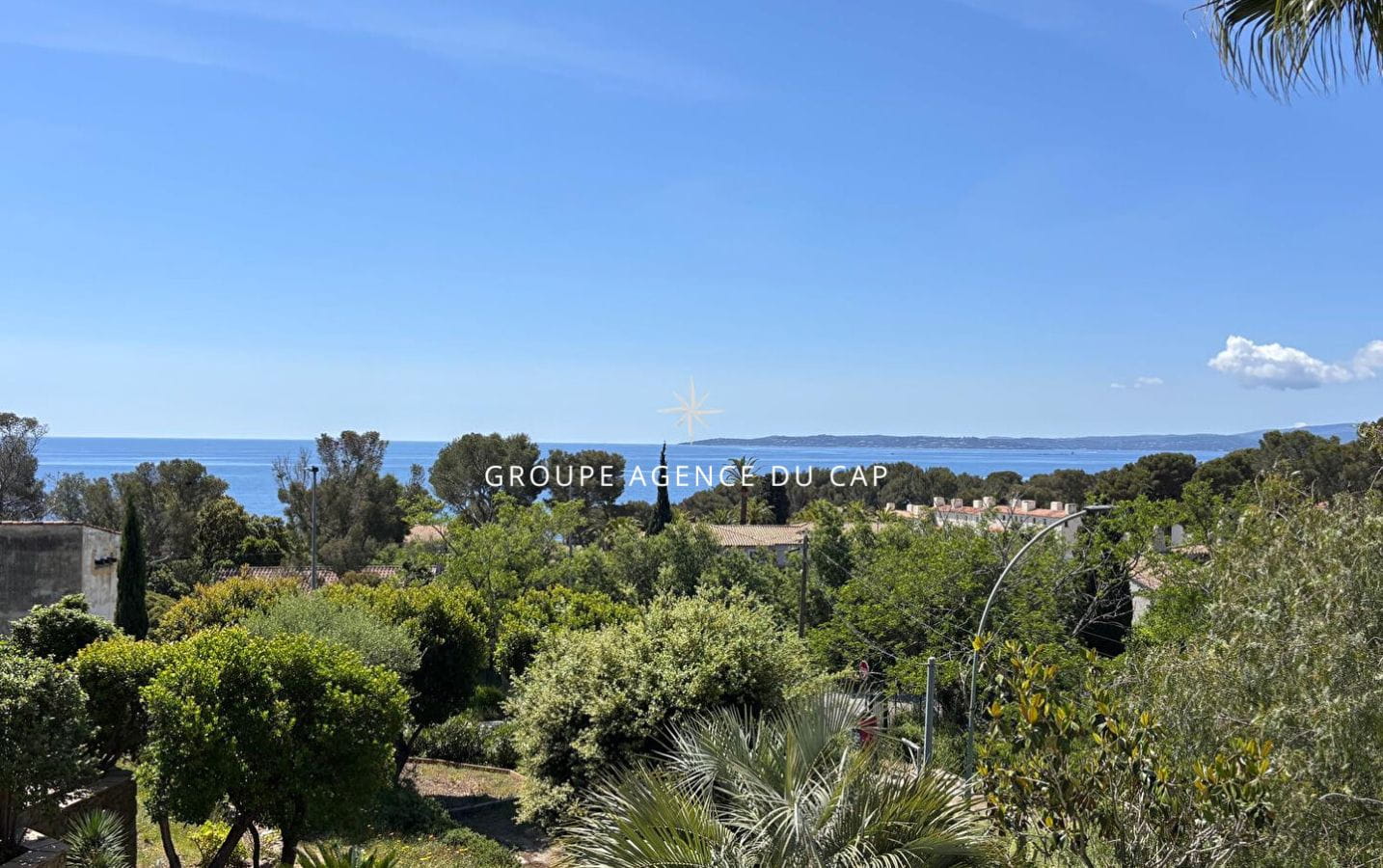 À VENDRE VILLA 6 PIÈCES 4 CHAMBRES PISCINE GARAGE VUE MER EXPOSÉE SUD COMMERCES ET MER À PIED Image 0