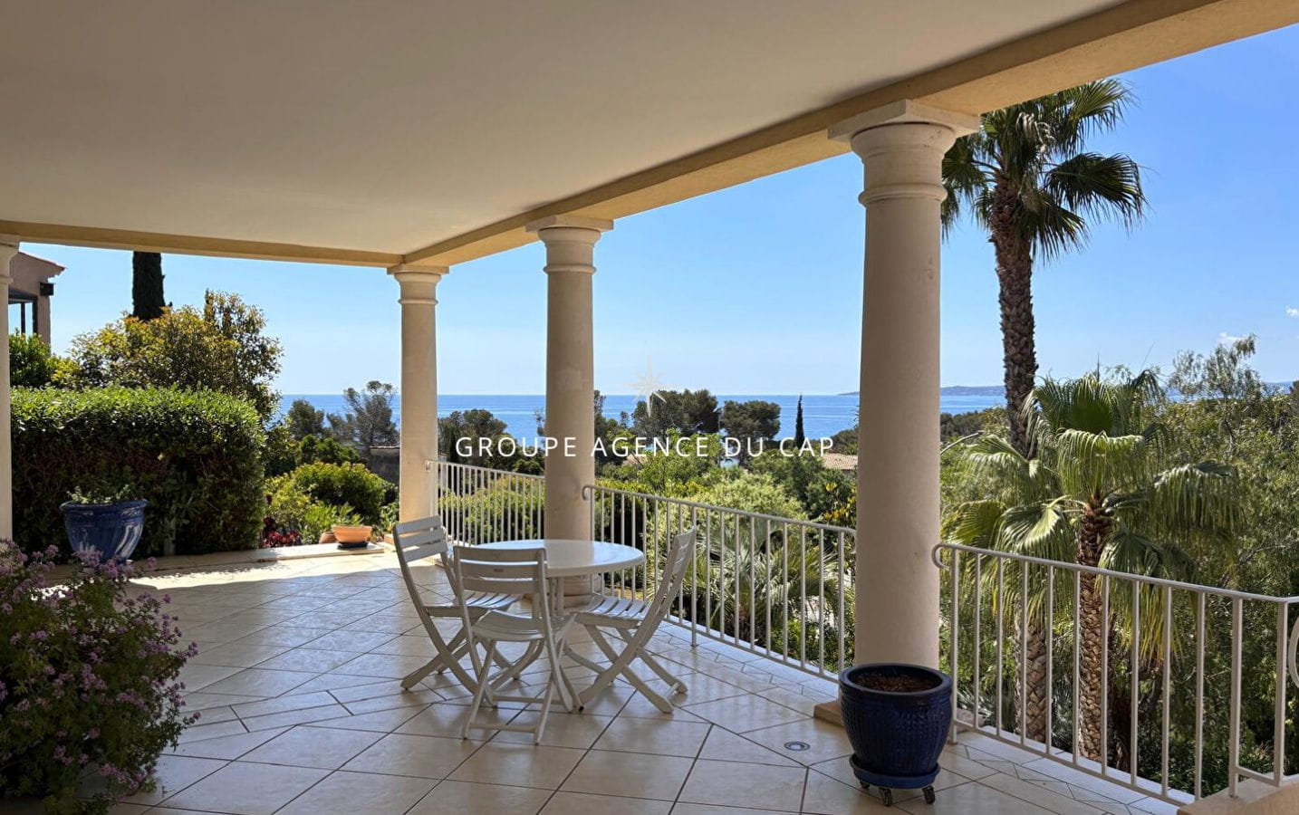 À VENDRE VILLA 6 PIÈCES 4 CHAMBRES PISCINE GARAGE VUE MER EXPOSÉE SUD COMMERCES ET MER À PIED Image 2