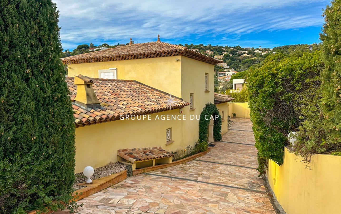 À VENDRE VILLA 6 PIÈCES 4 CHAMBRES PISCINE GARAGE VUE MER EXPOSÉE SUD COMMERCES ET MER À PIED Image 4