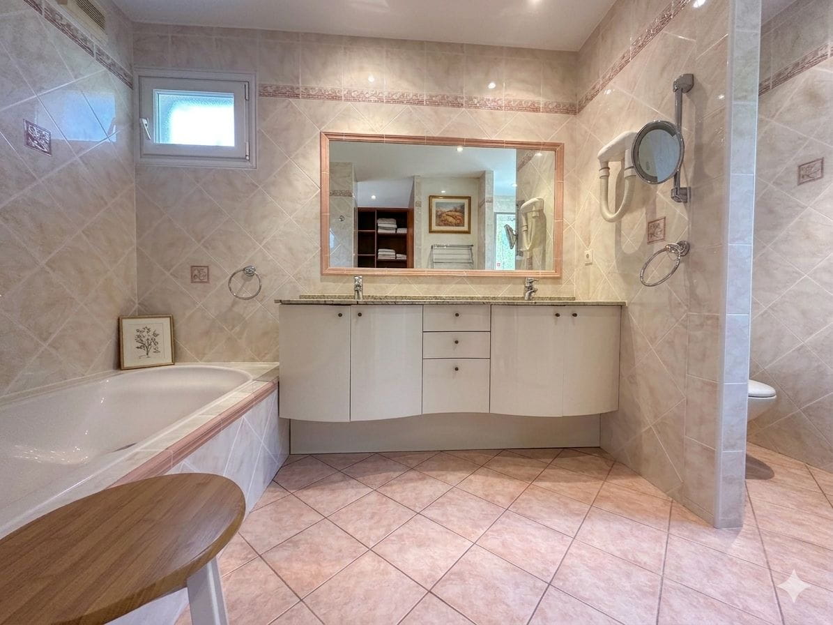 À VENDRE VILLA 6 PIÈCES 4 CHAMBRES PISCINE GARAGE VUE MER EXPOSÉE SUD COMMERCES ET MER À PIED Image 7