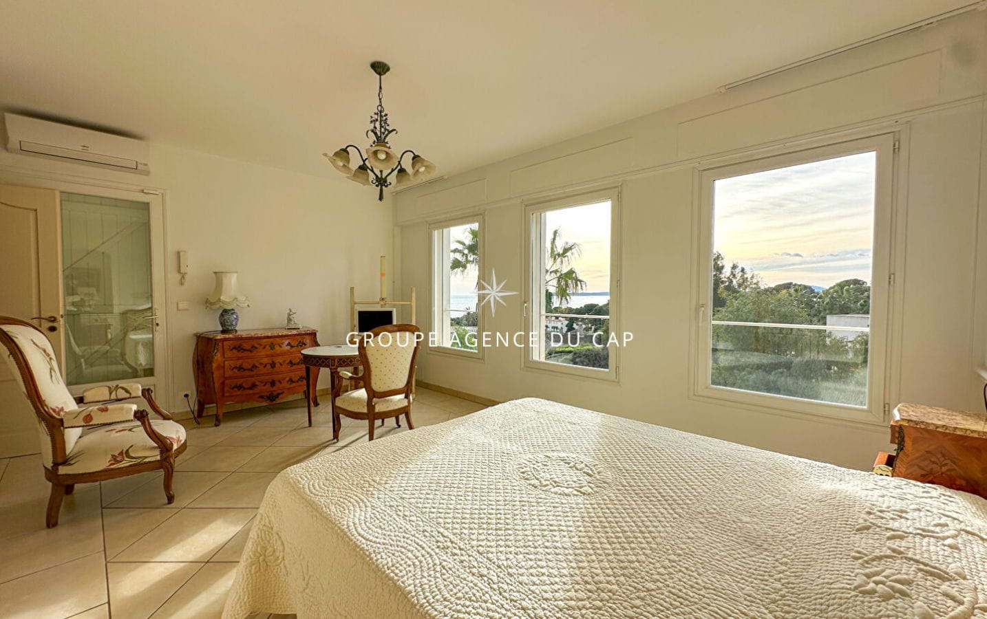 FOR SALE 6-ROOM VILLA 4 BEDROOMS SWIMMING POOL GARAGE SEA VIEW SOUTH FACING SHOPS AND SEA ON FOOT Image 10