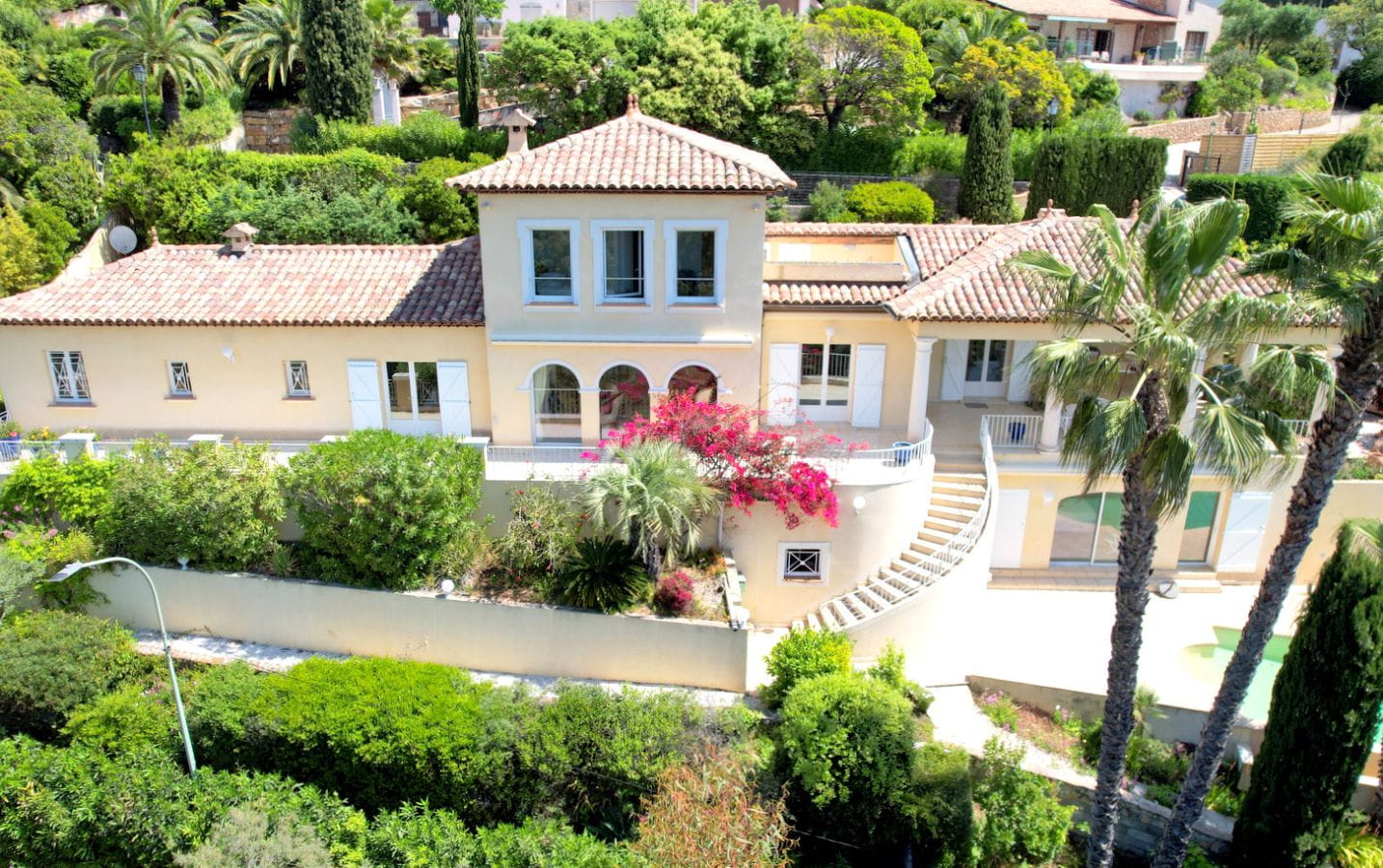 FOR SALE 6-ROOM VILLA 4 BEDROOMS SWIMMING POOL GARAGE SEA VIEW SOUTH FACING SHOPS AND SEA ON FOOT Image 0