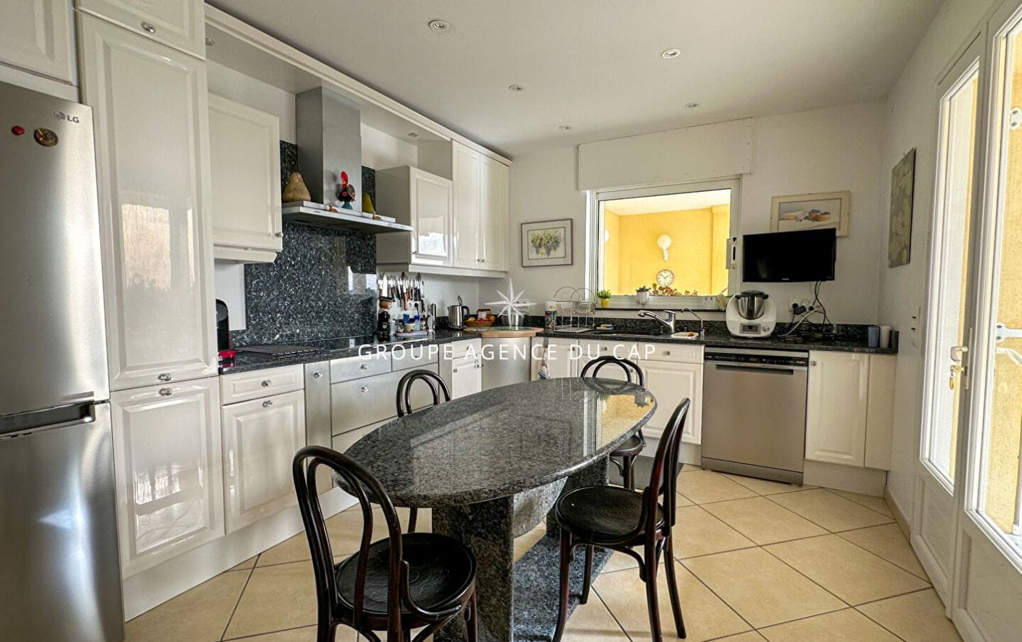 FOR SALE 6-ROOM VILLA 4 BEDROOMS SWIMMING POOL GARAGE SEA VIEW SOUTH FACING SHOPS AND SEA ON FOOT Image 8