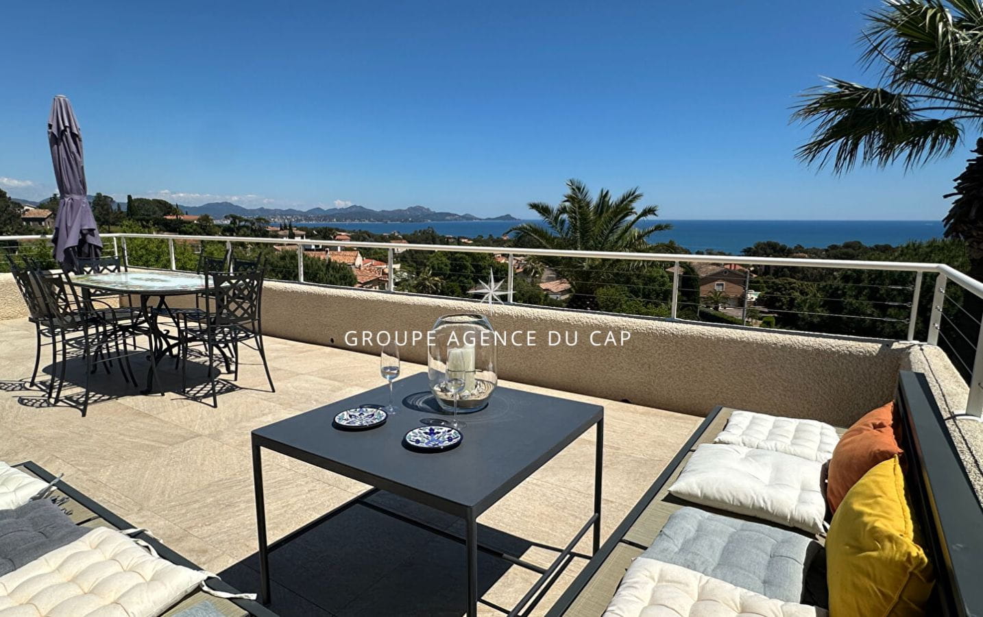 À VENDRE VILLA VUE MER AVEC PISCINE ET GARAGE À SAINT AYGULF Image 1