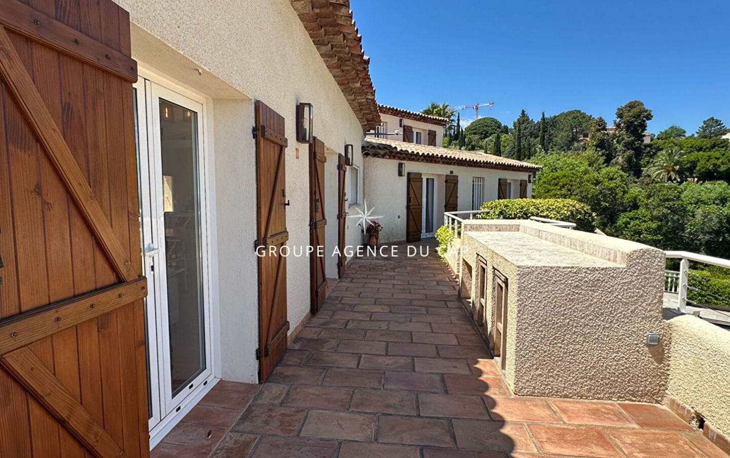 À VENDRE VILLA VUE MER AVEC PISCINE ET GARAGE À SAINT AYGULF Image 12