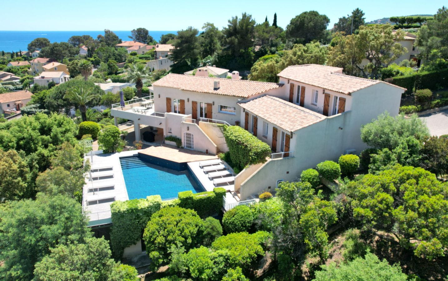 À VENDRE VILLA VUE MER AVEC PISCINE ET GARAGE À SAINT AYGULF Image 2