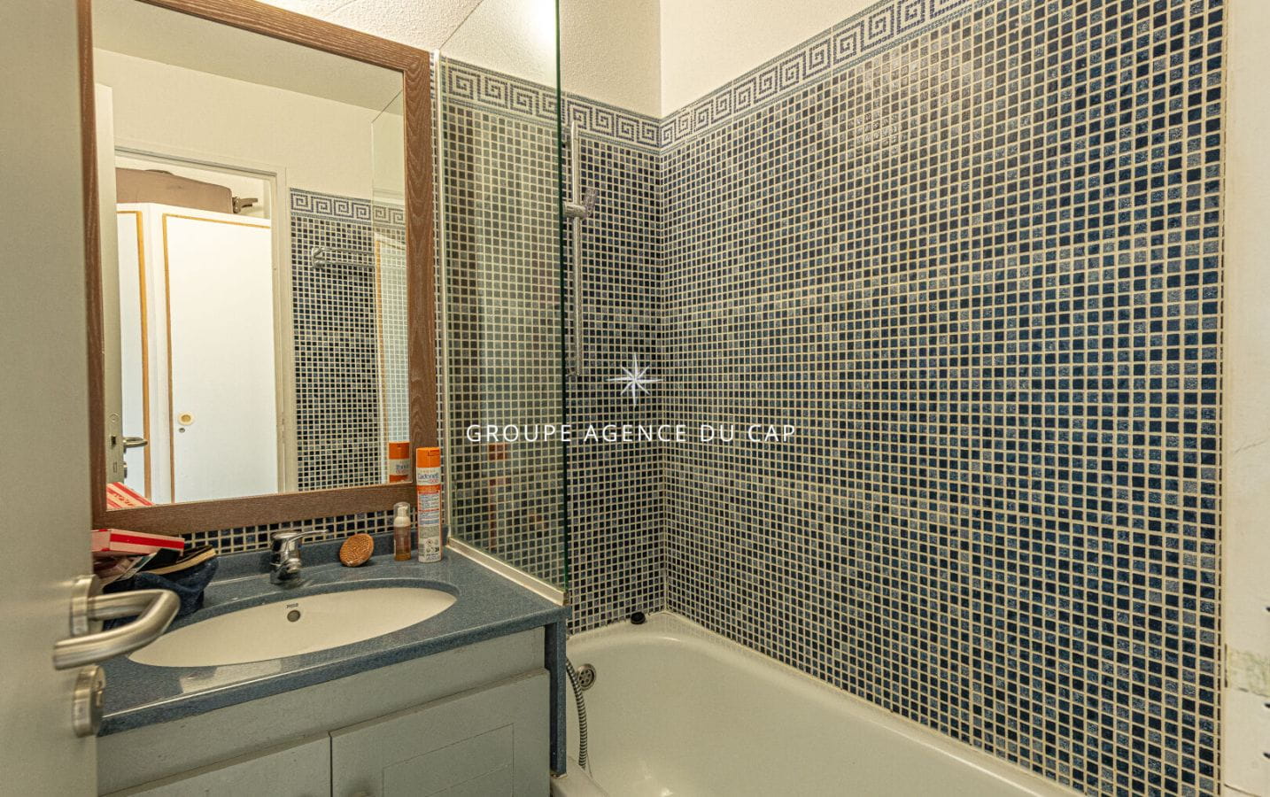 Studio cabin for sale in AGay with sea view and private parking. Image 5