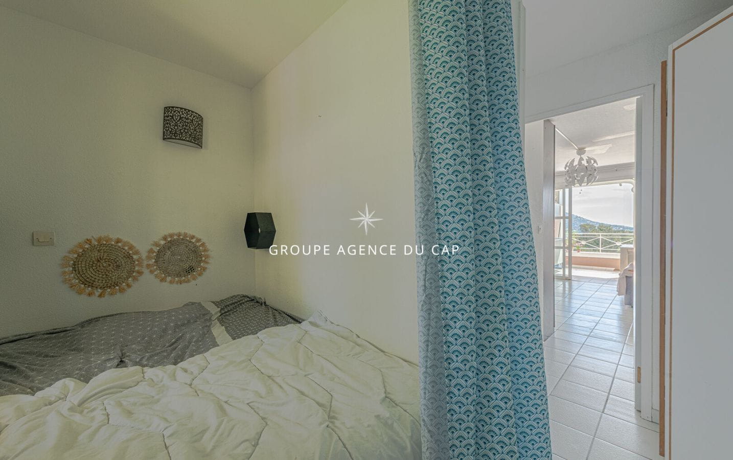 Studio cabin for sale in AGay with sea view and private parking. Image 6