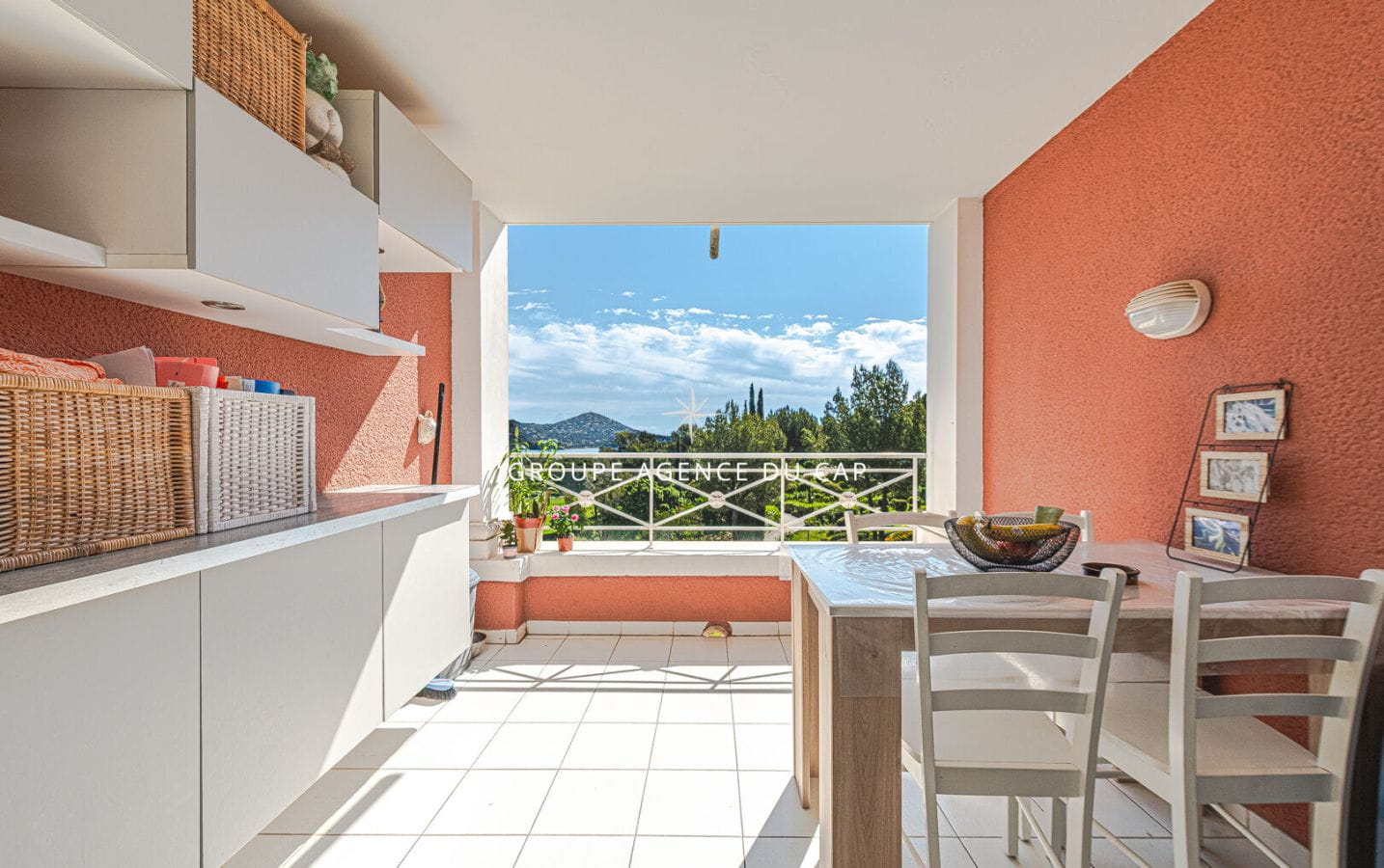Studio cabine à vendre à Cap Esterel avec vue mer et parking privatif. Image 1