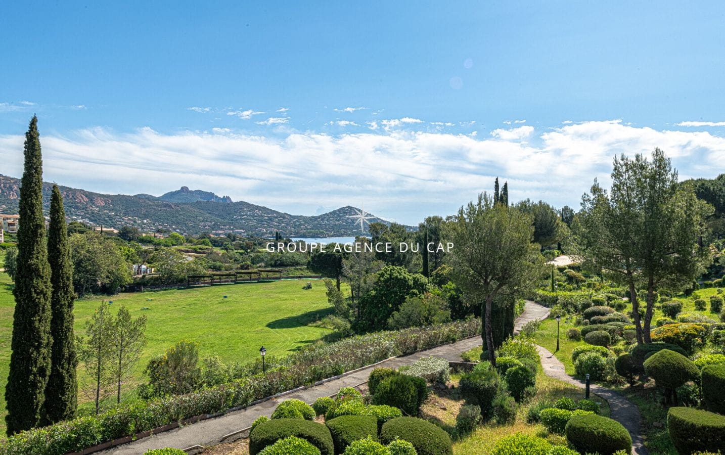 Studio cabine à vendre à Cap Esterel avec vue mer et parking privatif. Image 0