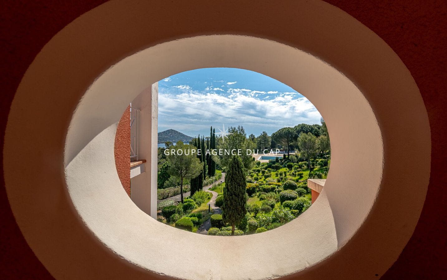 Studio cabine à vendre à Cap Esterel avec vue mer et parking privatif. Image 7