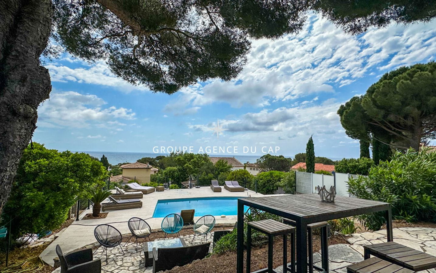 Contemporary 7-room villa with sea view, 215 m2, with swimming pool, in Les Issambres Image 1