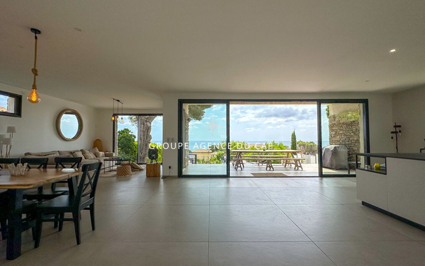 Contemporary 7-room villa with sea view, 215 m2, with swimming pool, in Les Issambres Image 11