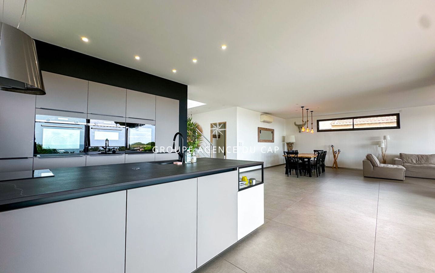 Contemporary 7-room villa with sea view, 215 m2, with swimming pool, in Les Issambres Image 3