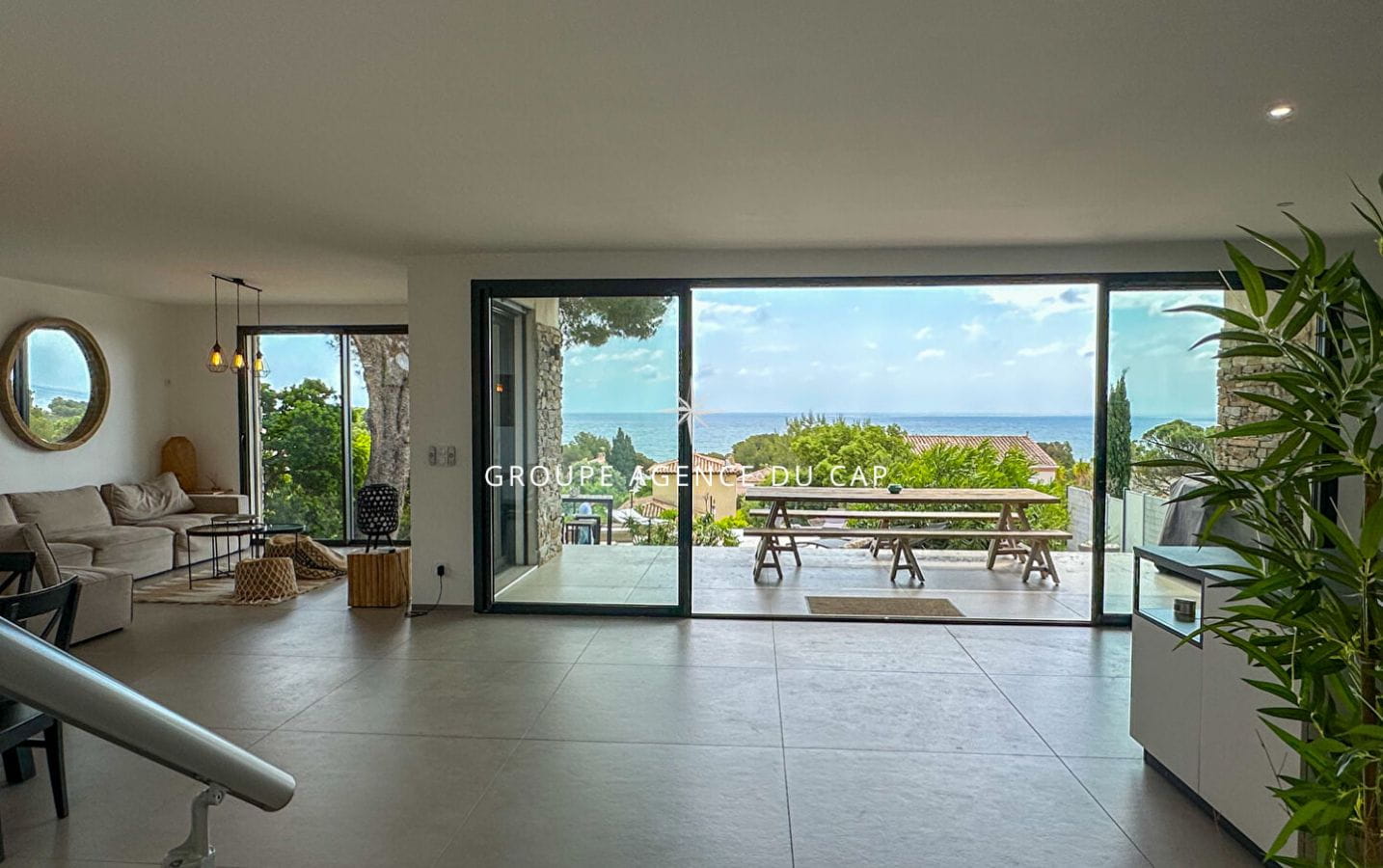 Contemporary 7-room villa with sea view, 215 m2, with swimming pool, in Les Issambres Image 5